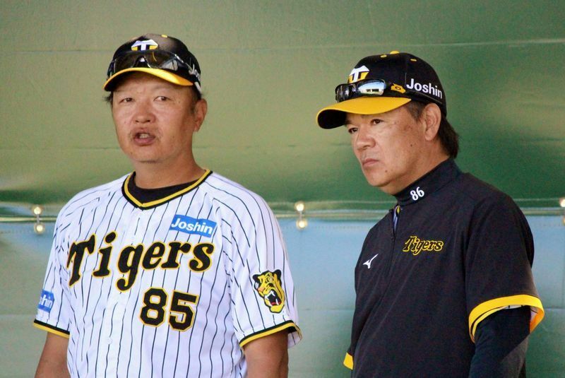 ブルペンで投げるピッチャーを見ながら話す和田監督(右)と福原忍投手コーチ(左)。