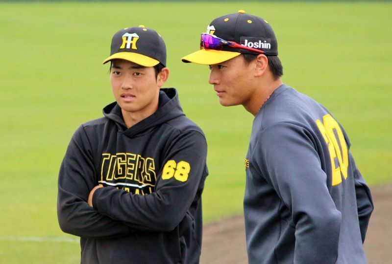 2月26日朝、久しぶりに会って話をする同期の2人。森木大智投手(右)と中川勇斗選手(左)です。