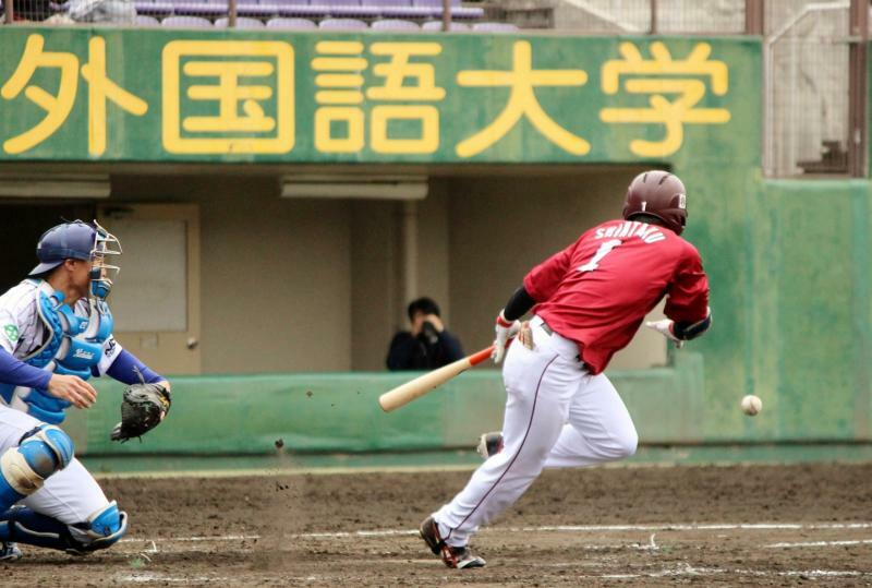 森田選手の次の新宅選手は2球目でセーフティーバントを敢行。見事に内野安打となりました。