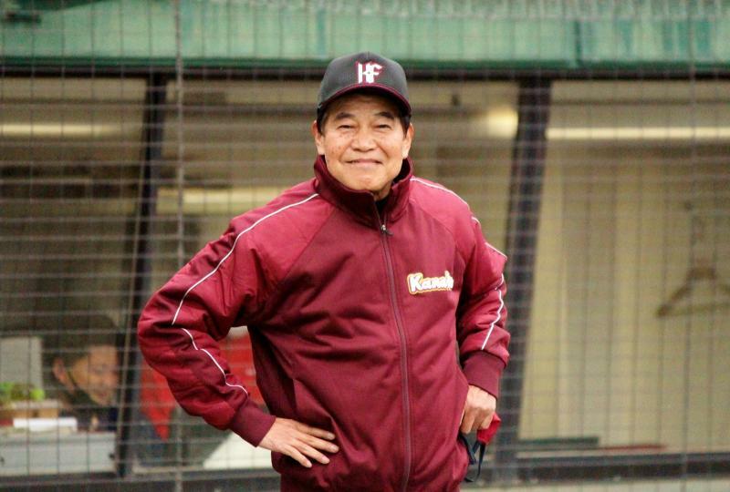 ※カナフレックスの福間納監督(元阪神)は今季も続投。カメラを向けるとこんな笑顔を見せてくださいます。