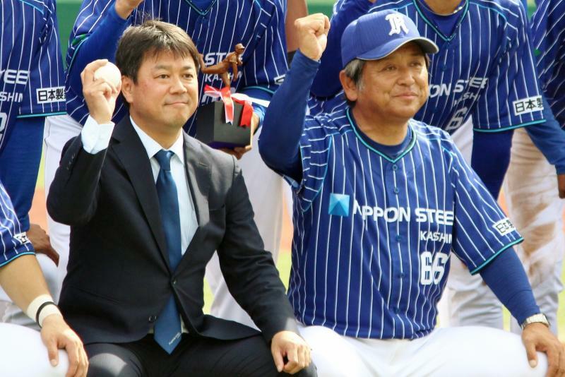 ※全員揃っての記念撮影でウイニングボールを手にした清水茂雄部長(左)と、拳を掲げる中島監督(右)。