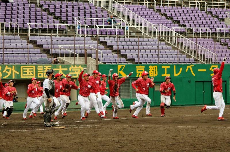 しかし10回裏に追いつかれて…。サヨナラ勝ちでベンチを飛び出すミキハウスの選手たち。