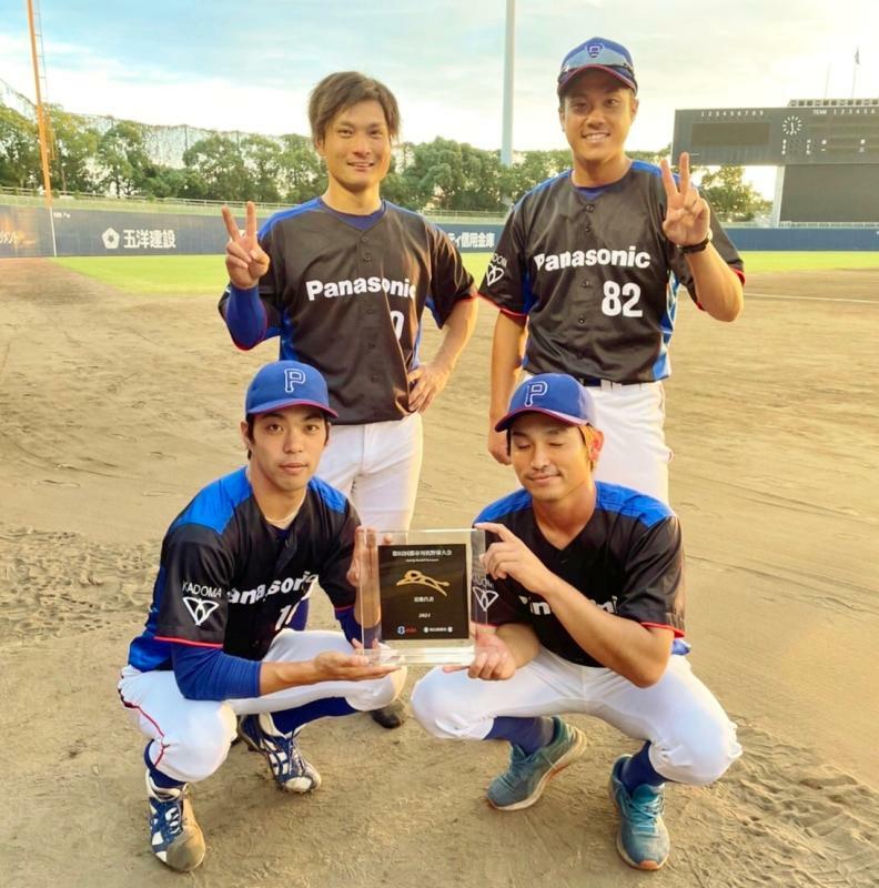 同期で同学年の4人。後列右が阪口さん、右が藤井さん。前列右は榎本投手、左は北出さん。昨年の都市対抗予選で出場を決めた試合後に。