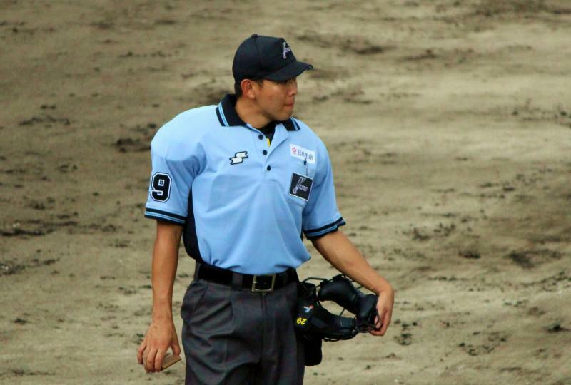 昨年の記事でご紹介したNPB審判の川上拓斗さん。新潟県出身で中越高校野球部OBです。ことしは球審を務めておられました。