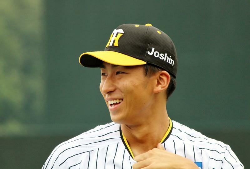 試合や練習では、なかなか笑顔を撮れない茨木投手ですが、登板前日の野球教室で先輩に何か言われて笑っていました。