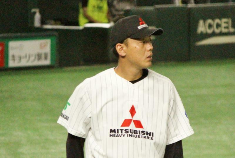 試合前のシートノックでボールを受け取る金田投手。
