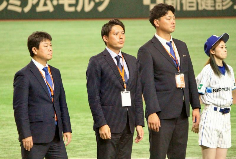 試合後の整列。左から清水茂雄部長、島田直人マネージャー、和歌山蒼人アナライザー、ダイヤモンドサポーターのChizuさん。