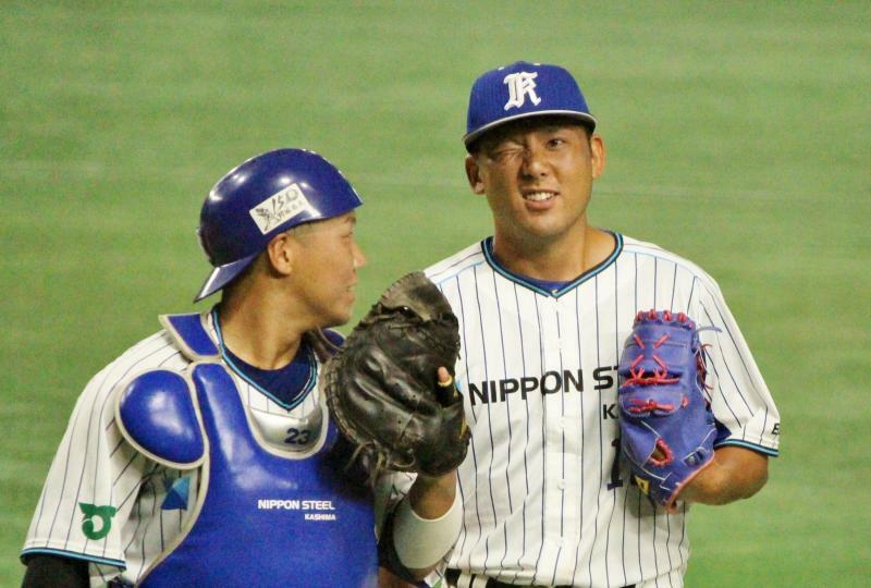 7回1死満塁のピンチで登板した伊藤拓郎投手(右)は、2三振を奪ったものの押し出し四球で失点したことを悔しがっています。左は6回からマスクをかぶる松田彪瑠選手。