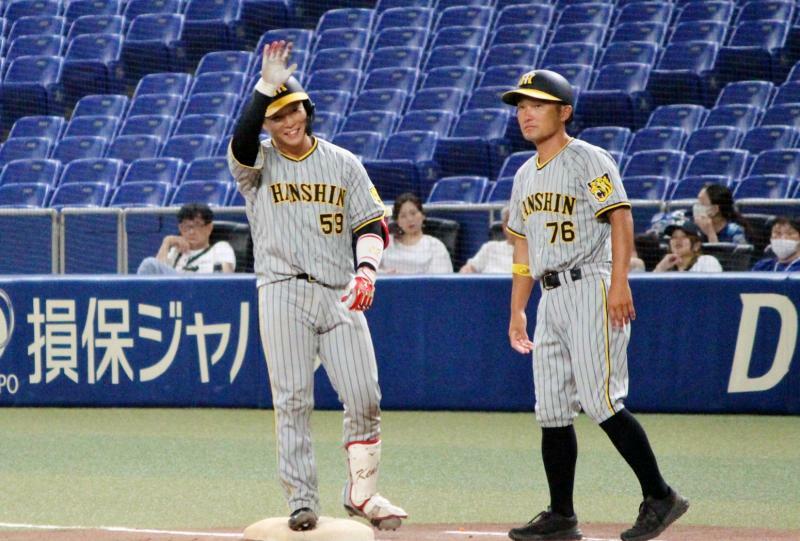藤田健斗選手は４回に二ゴロで１打点。６回には左前打を放って、一塁でこの笑顔。