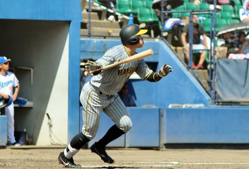遠藤選手は試合開始直後の１回、先頭打者で初球を打って中越えの三塁打！ただし写真は２回の打席で、結果は中飛でした。