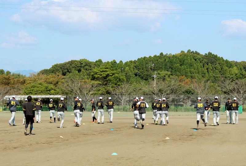 10月16日、朝のウォーミングアップ風景。この試合から、鳴尾浜に残って練習していた選手も合流しました。