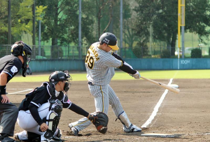 栄枝選手は第2クールまでの4試合に出場しました。10月16日には3安打3打点と大当たり。写真はその日の2回に放った中前タイムリーです。