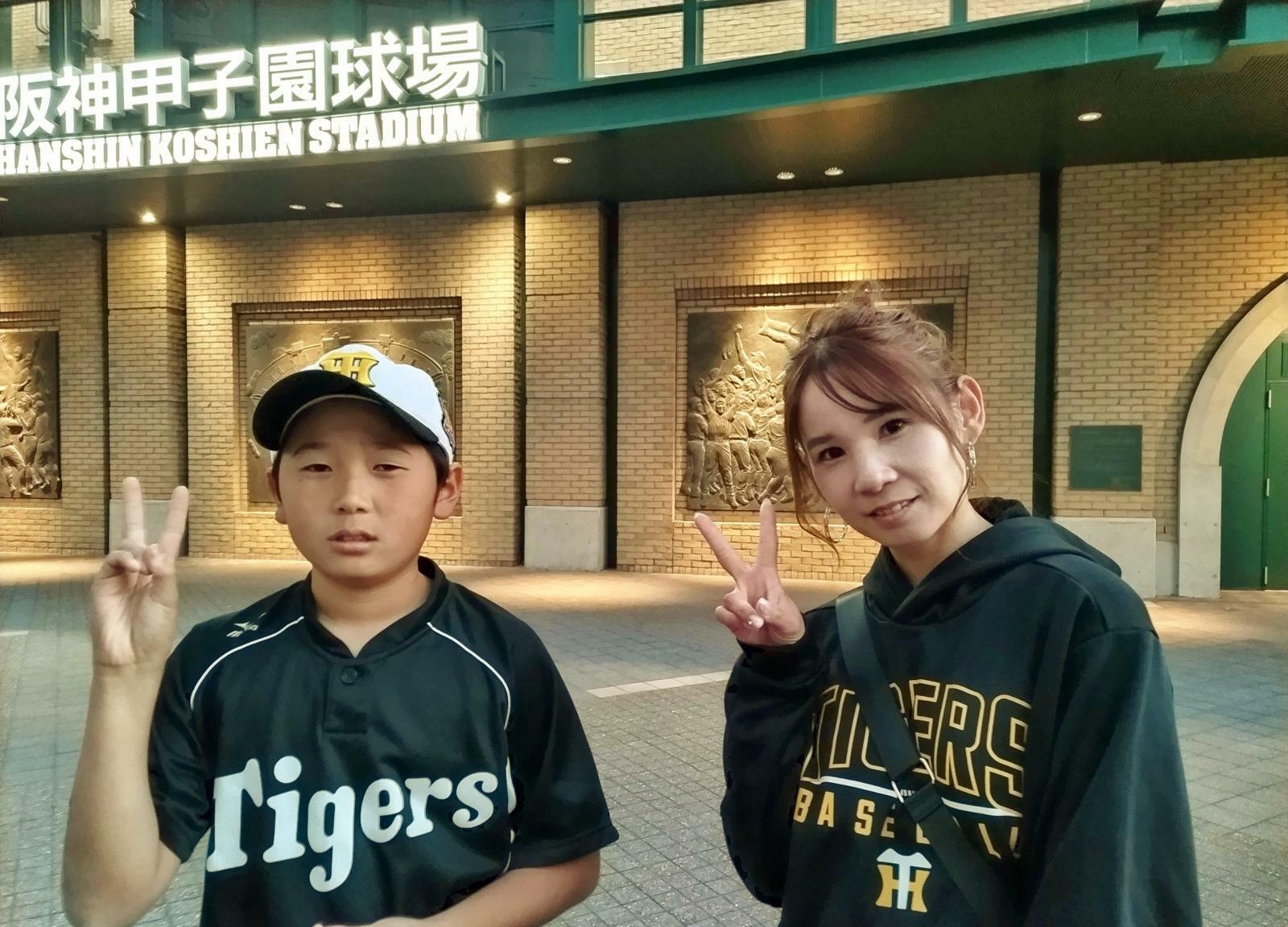 莉愛斗くん(左)とお母さんの智美さん(右)。いい思い出になりましたね。