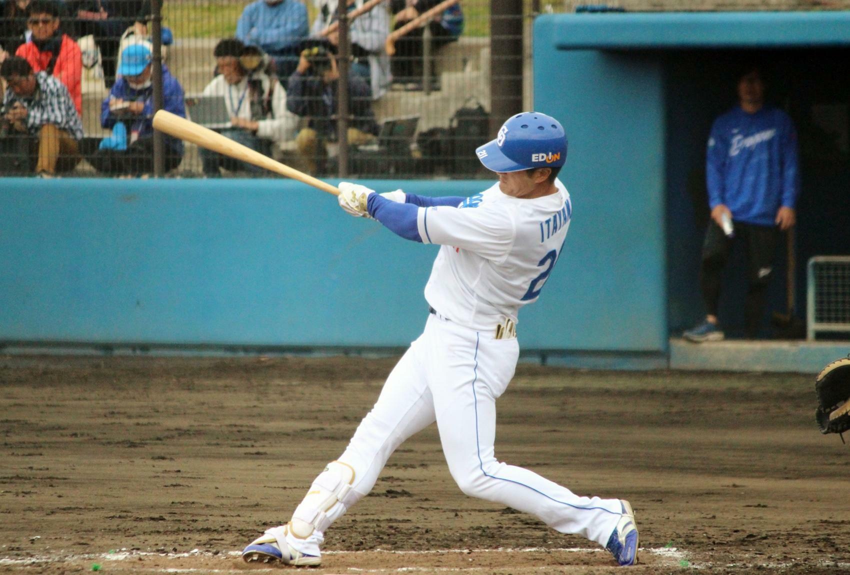 3回の2打席目で、阪神・茨木秀俊投手から放ったライトへの二塁打！