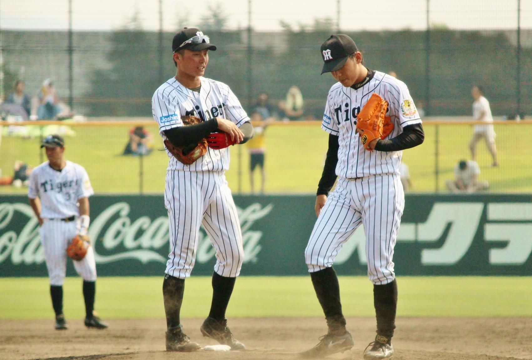 2015年8月、丸亀球場でのウエスタン・広島戦。マウンドの金田投手(右)に声をかける北條選手(左)。