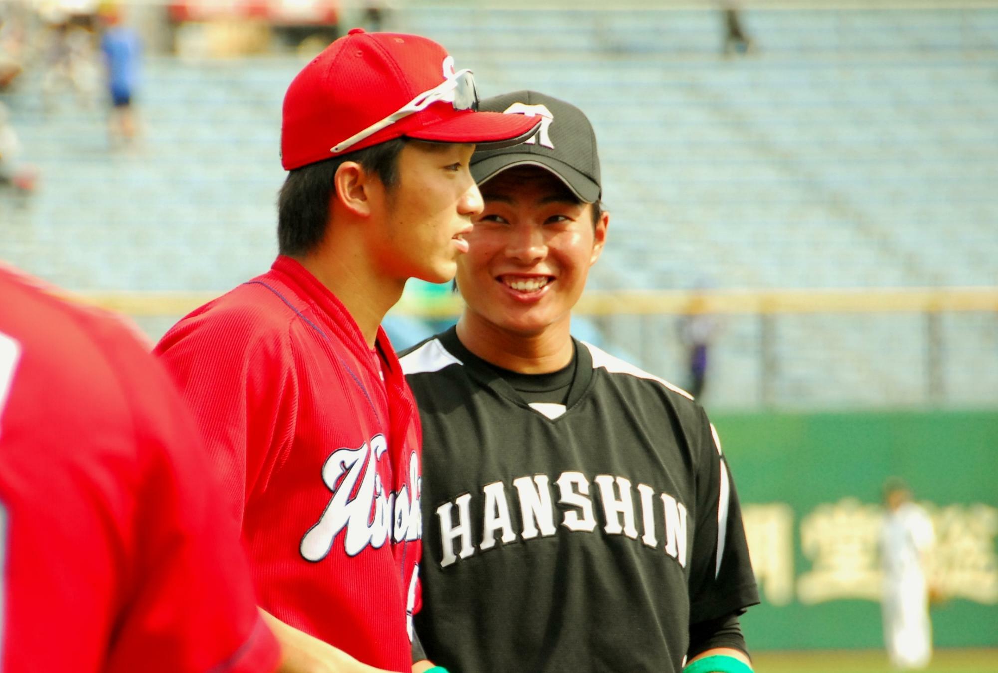 2年目の2014年7月、フレッシュオールスターゲーム(長崎)にて。同い年の広島・鈴木誠也選手(左)と談笑中。このニヤニヤは何？