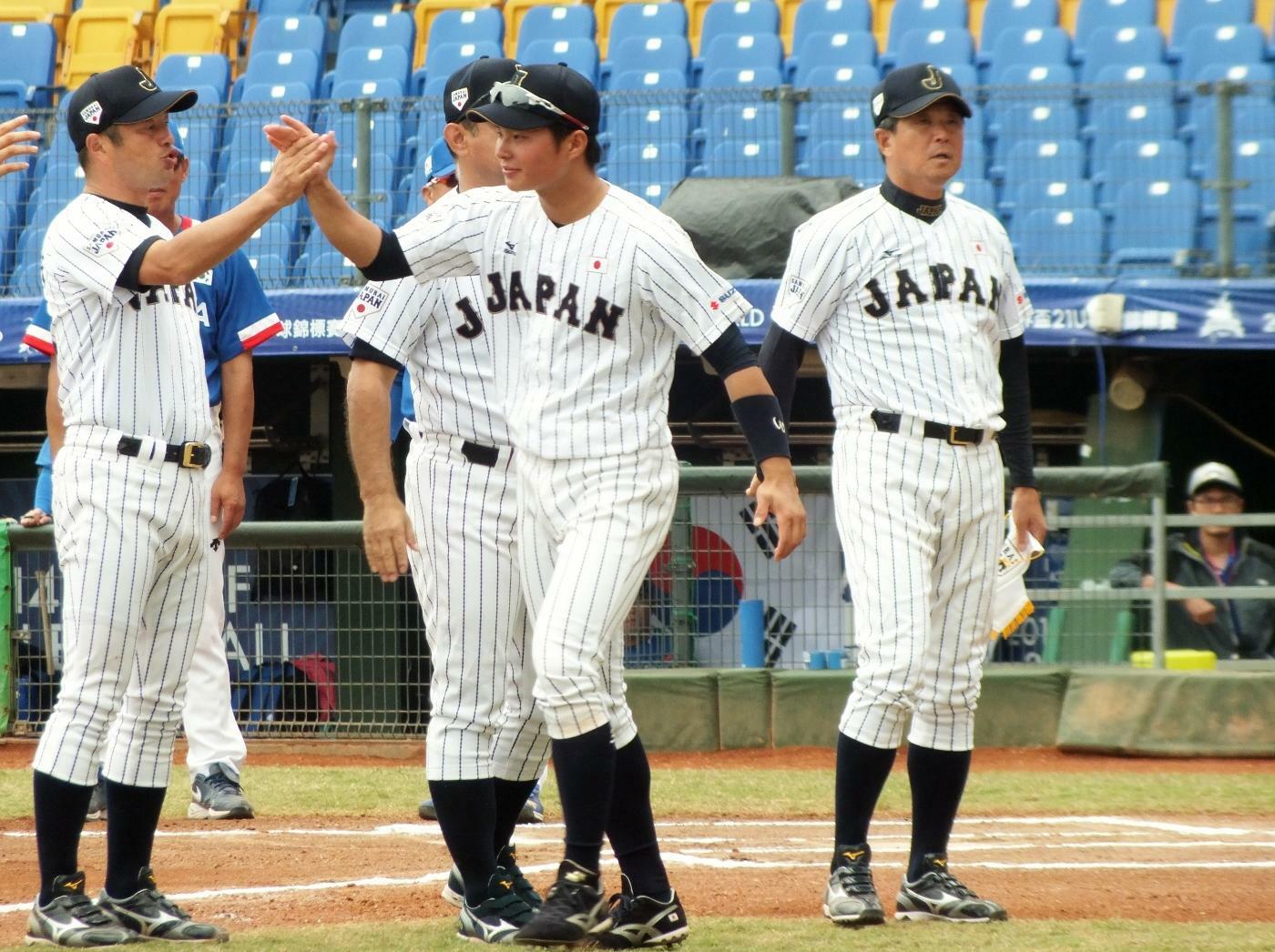 同11月の『21U W杯』(台湾)、メンバー紹介でハイタッチをする北條選手(中央)。右は平田監督です。《相羽としえさん撮影》