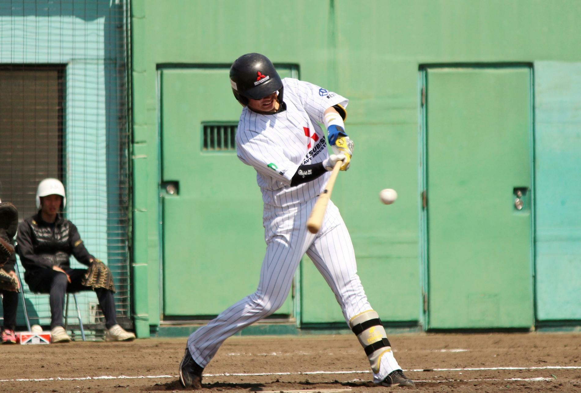 JABA岡山大会の初戦(対四国銀行)、1回に犠飛で打点を挙げた北條選手は、写真の3回にも左前打でチャンスを拡大します。