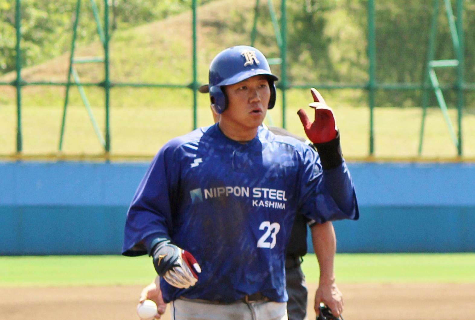 JABA北海道大会のMVPに選ばれた日本製鉄鹿島・松田選手。写真は5月のオープン戦で満塁ホームランを打ったところです。