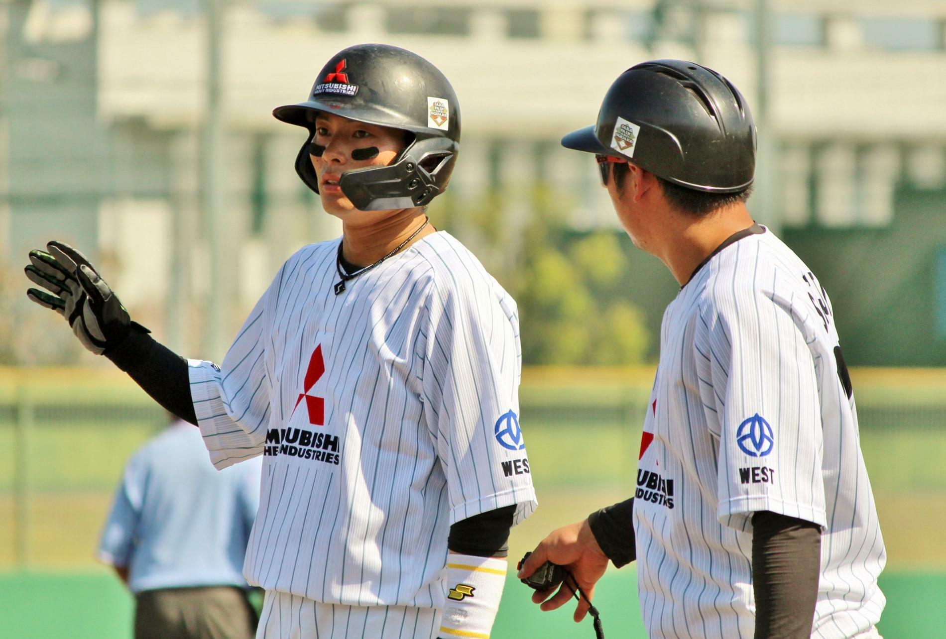 JABA岡山大会の四国銀行戦、12対2の６回に四球で出塁した際、笹治選手(右)に「盗塁していいの？」と聞く北條選手(左)。