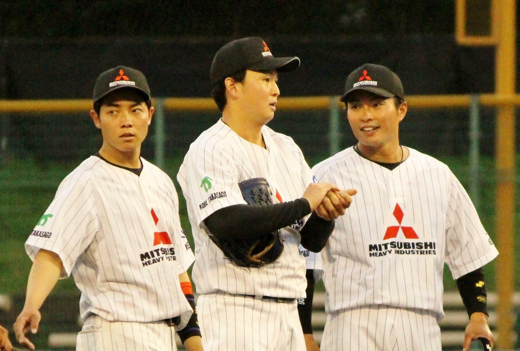 マウンドの竹田投手(中央)のもとへ行き、笑顔で声をかける北條選手(右)。左はショートの朝日選手です。
