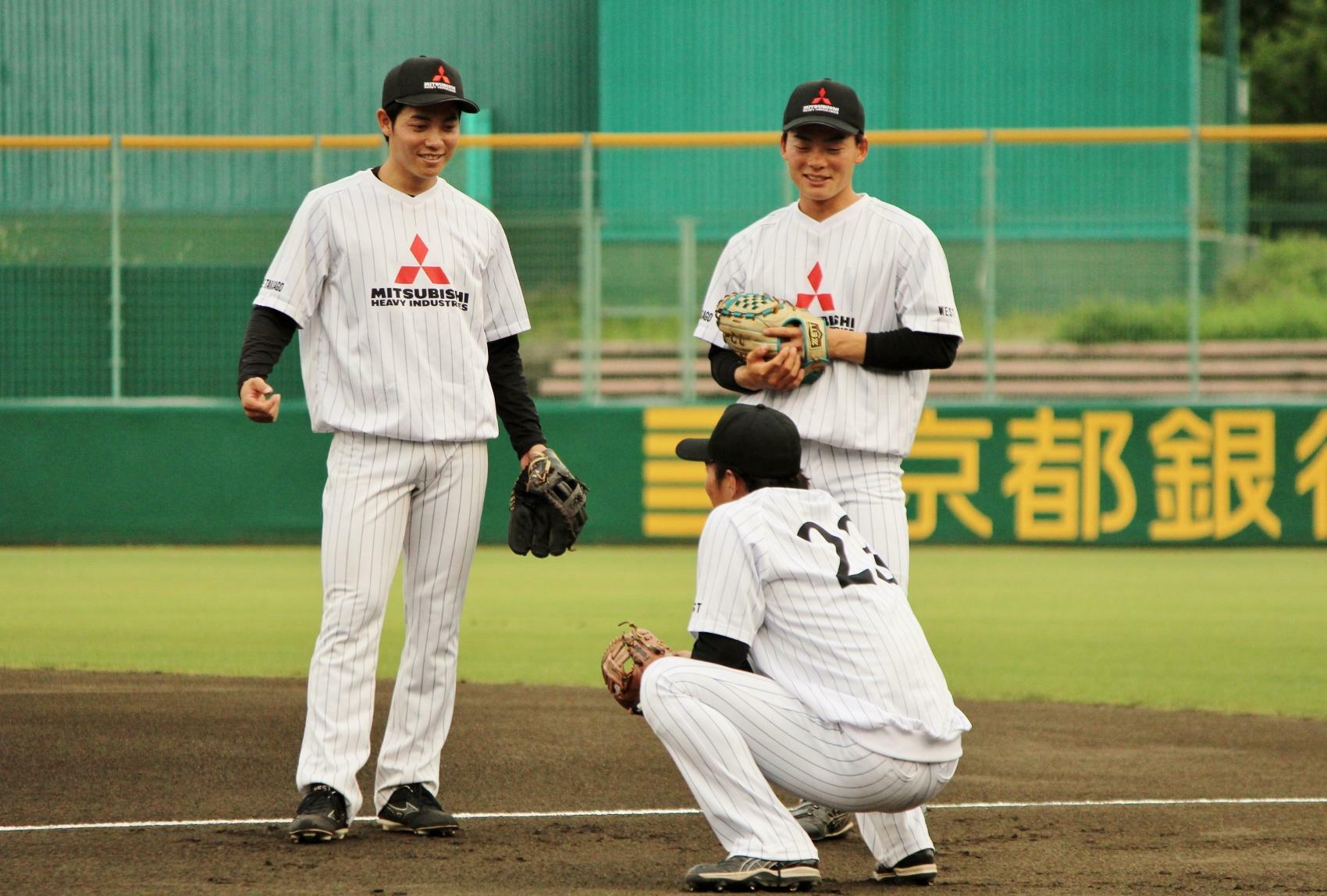 代表決定戦の開始前、朝日選手(左)と吉田元輝選手(右)を前に何か話していた北條選手(手前)。