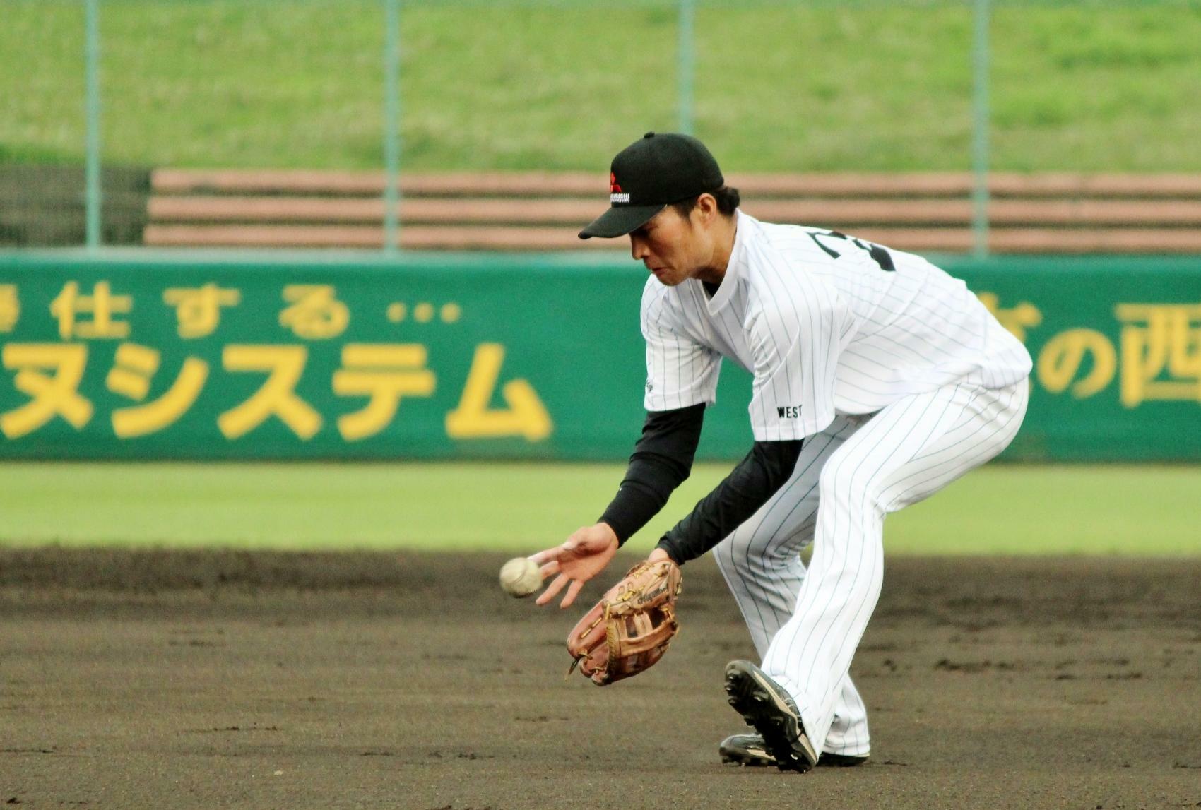 ※これは都市対抗の近畿2次予選で、北條選手が試合前のノックを受けているところです。なお都市対抗が終わって無事(？)セカンドに戻りました。