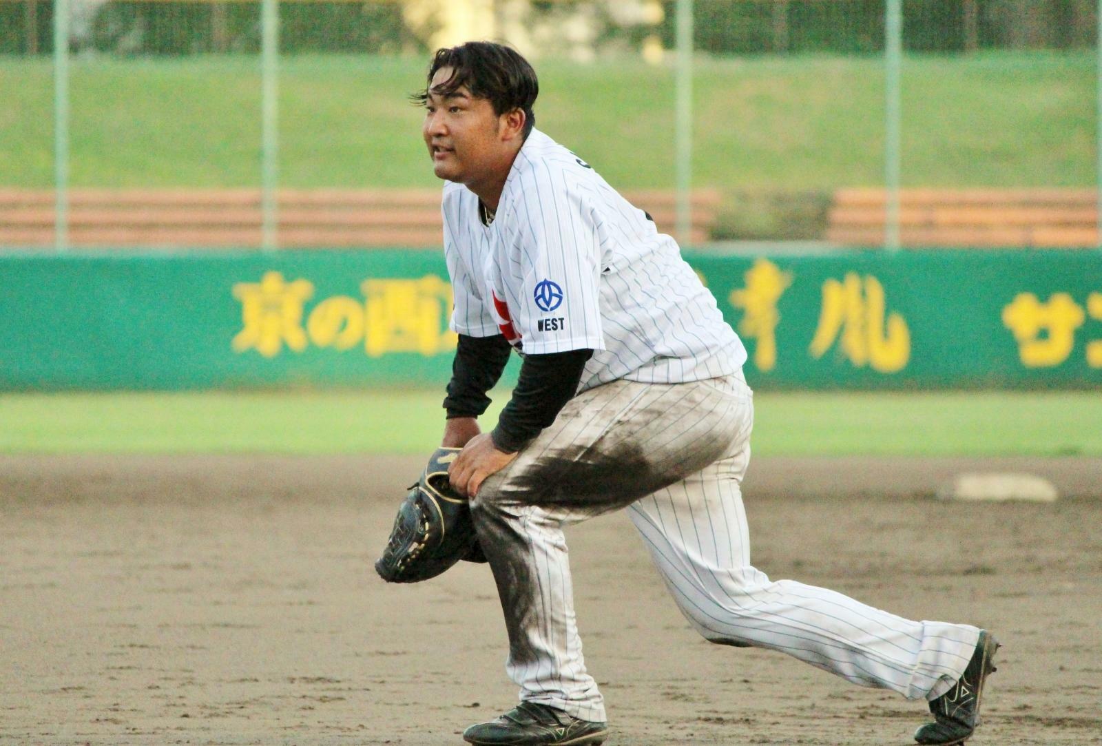 試合終了と同時に守備位置で座り込んでしまったファースト・坂之下選手。ようやく立ち上がったところです。12回の彼の犠飛でダメ押し！と思いましたが…残念。