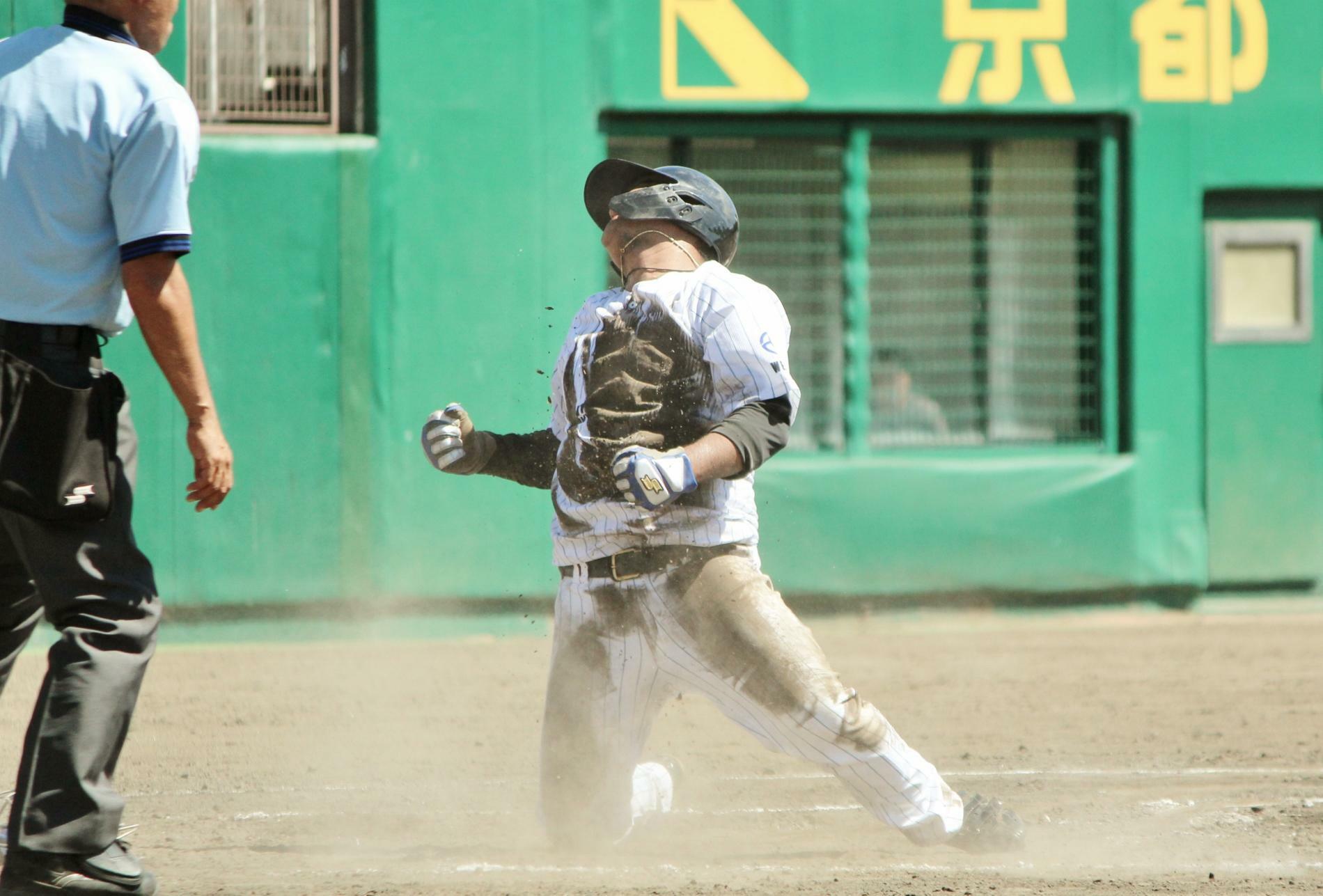 これで生還した坂之下選手は、セーフのコールに立ち上がり体中で喜びを表しています。