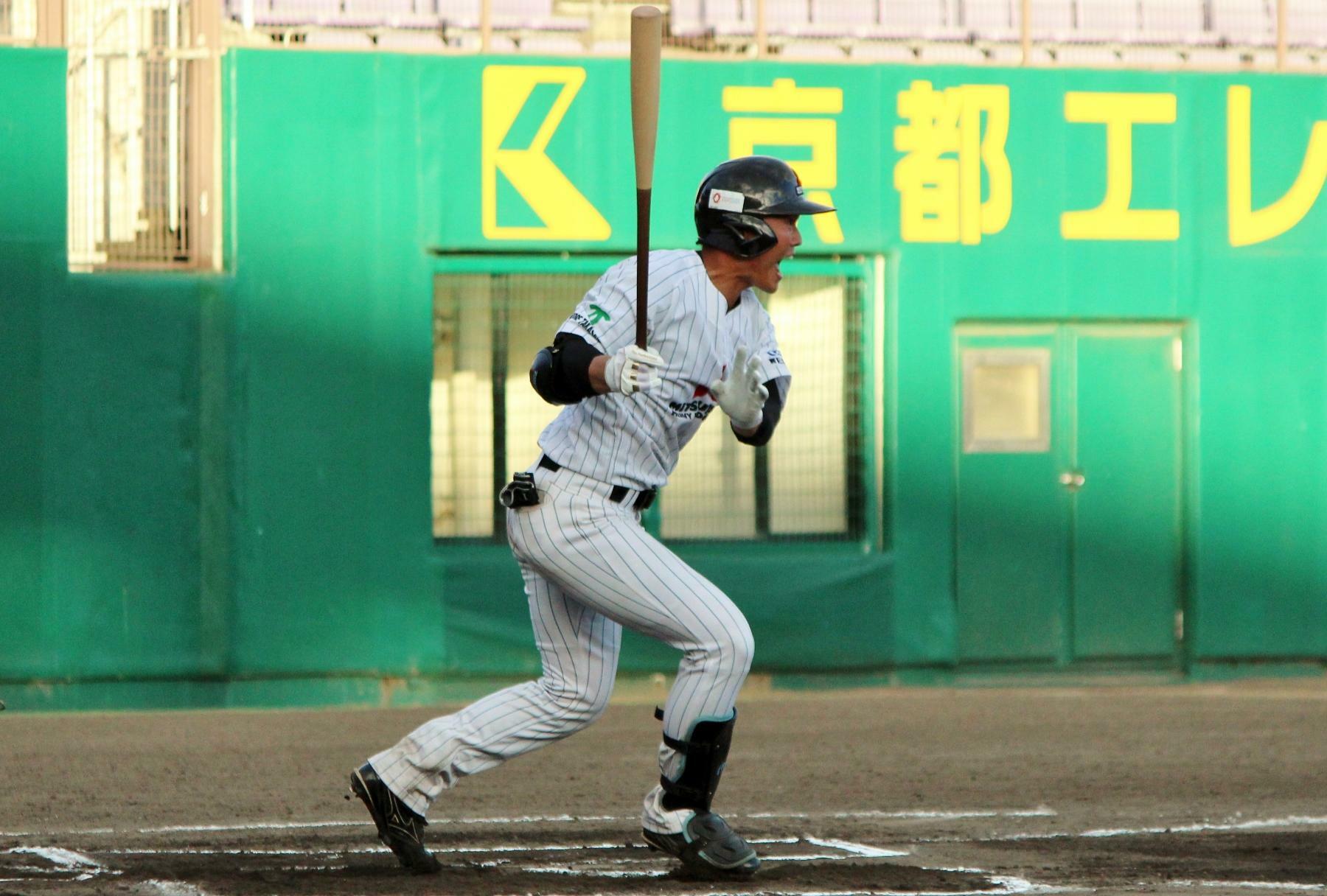 延長12回、山下選手の右犠飛で勝ち越し！打ちながらもう叫んでいますね。