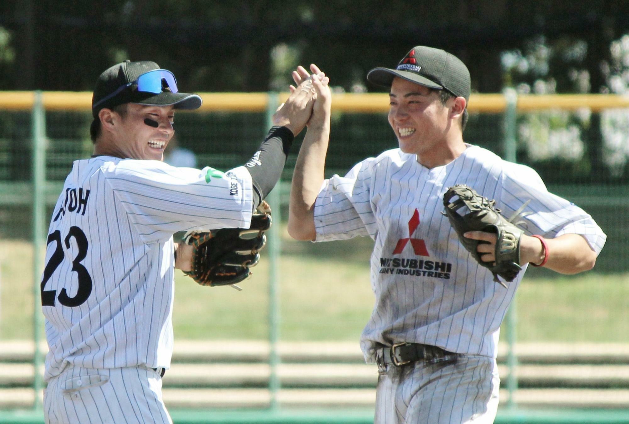 朝日選手(右)とハイタッチをする北條選手(左)。笑顔ですけど、この直前は戸惑っているような怪しい動きもありました。