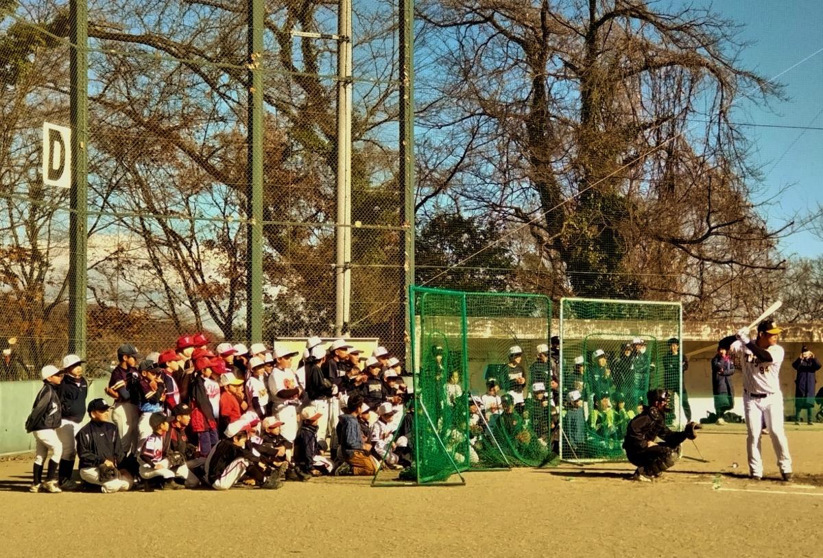 ケージの後ろで食い入るように原口選手(右端)のフリーバッティングを見つめる子どもたち。