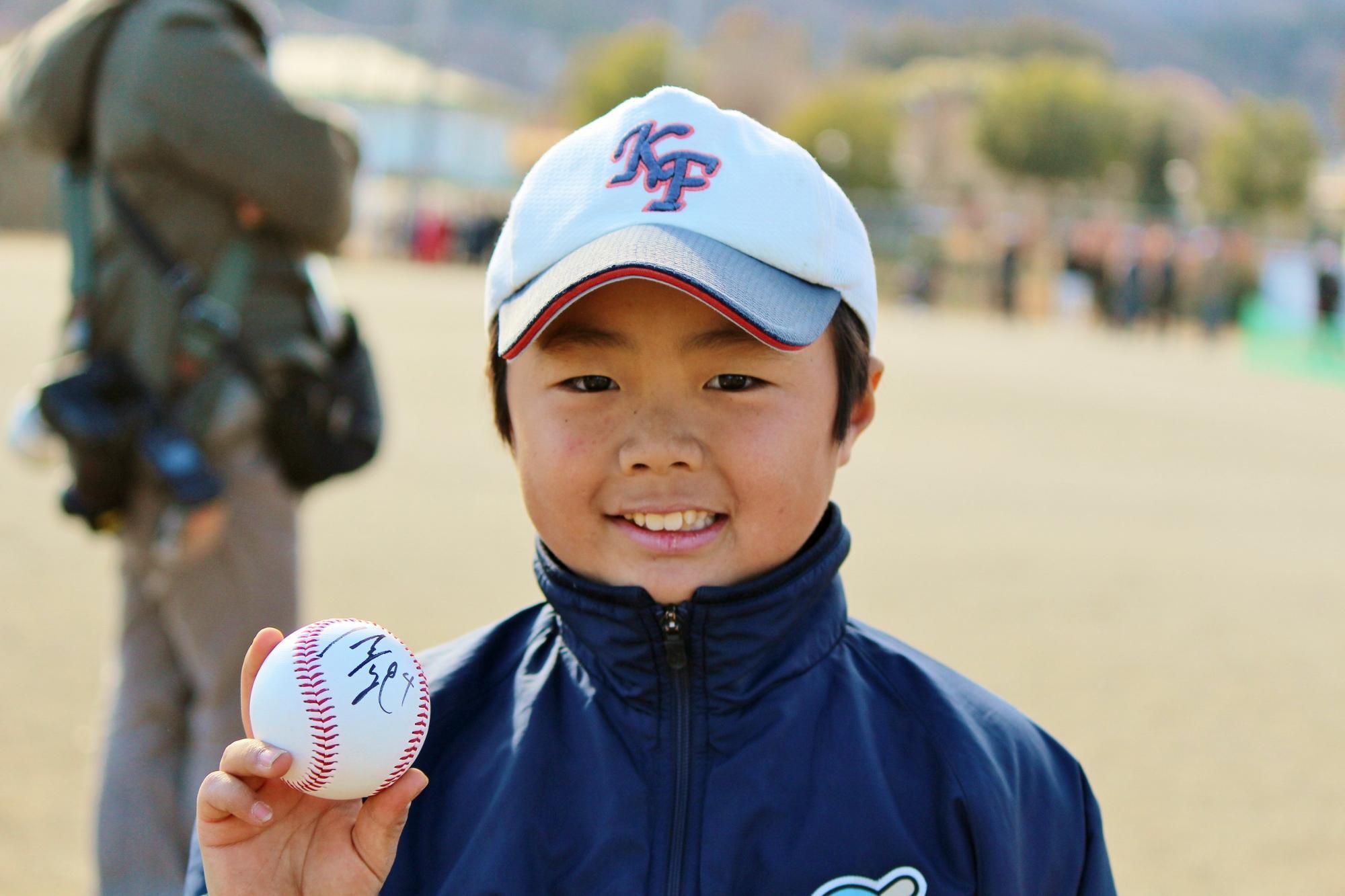 勝ち残って見事サインボールを受け取ったキングフィッシャーズの佐々木聖真くん(5年)。キャッチャーとファーストをやっているそうですよ。おっ！