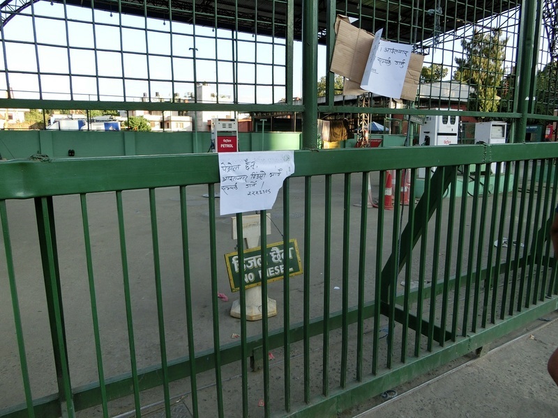 閉鎖されたガソリンスタンド。門前には数キロの列（2015年10月撮影）