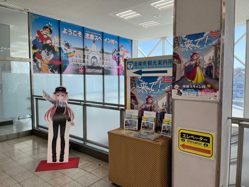 近畿日本鉄道「鵜方駅」の改札前に設置された周央サンゴさんの等身大パネル（2023年3月19日、筆者撮影）