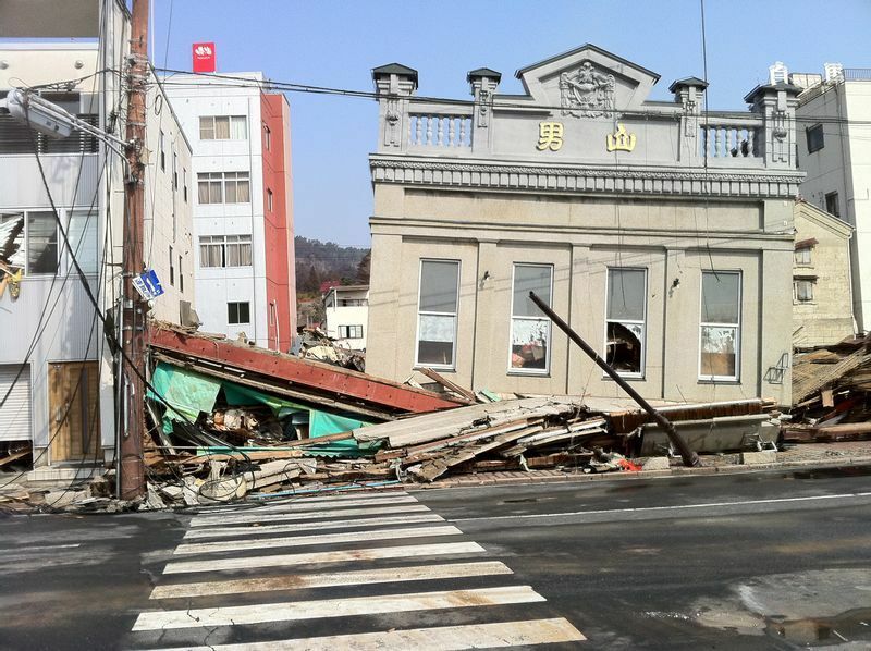  3階部分を残して建物が崩壊してしまった「男山本店」の店舗