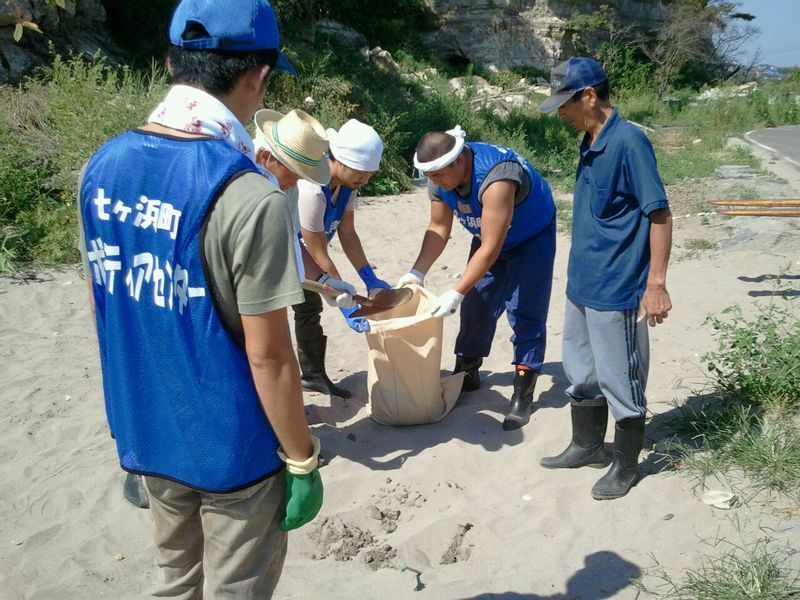 2012年の帰国後、久保田さんは七ヶ浜でボランティア活動に参加しました（久保田さん提供）