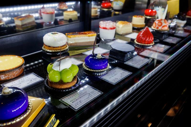 Patisserie & Cafe MythiQueのショーケースは、まるで宝石箱のよう