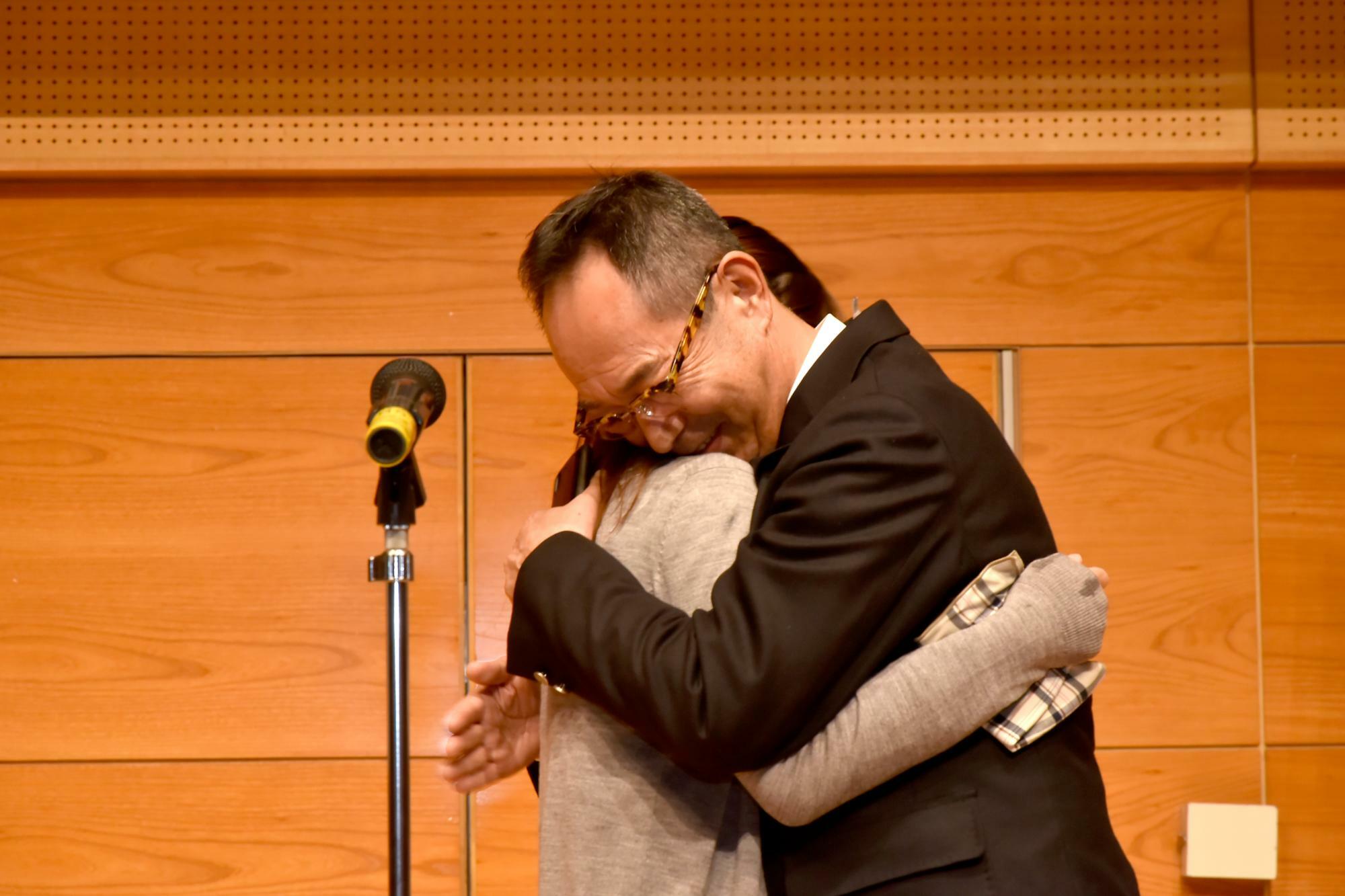 「新東北みやげコンテスト」の授賞式で喜びのハグを交わす朱夏さんと父の雅晴さん