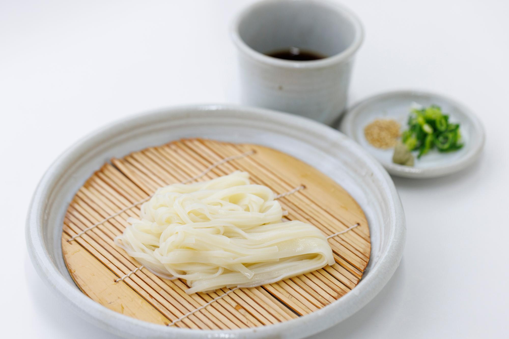 小川の稲庭うどん。コシがあってのど越しがよく、まさに世界レベルの「極上」！