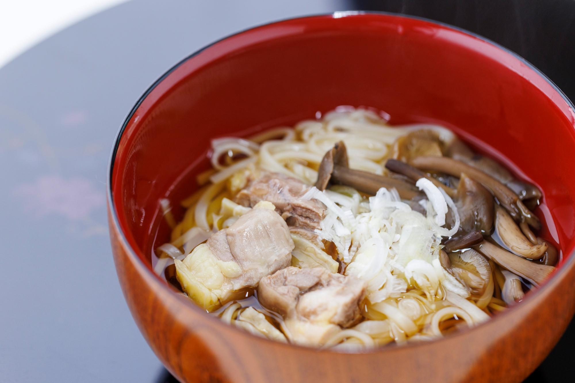 取材当日、小川さん自らがふるまってくれた比内地鶏の稲庭うどん。絶品でした