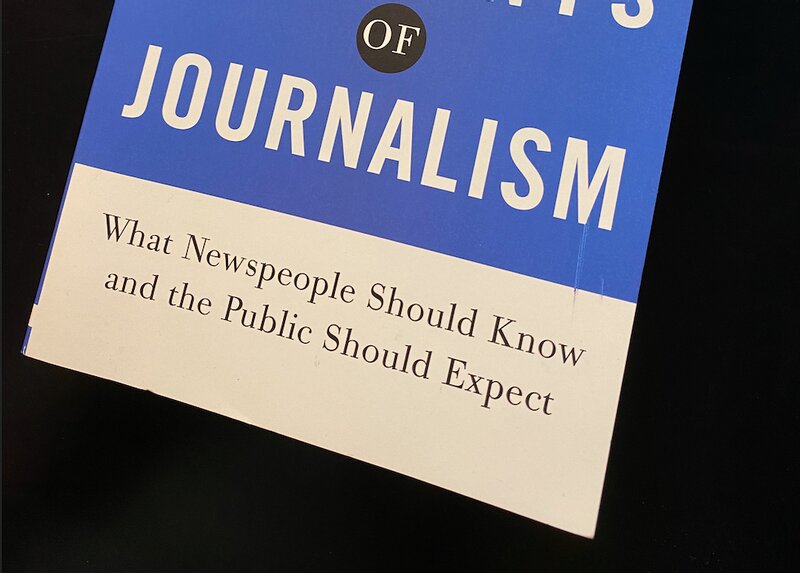 副題は、ジャーナリズムをジャーナリストと一般大衆の関係として規定している。