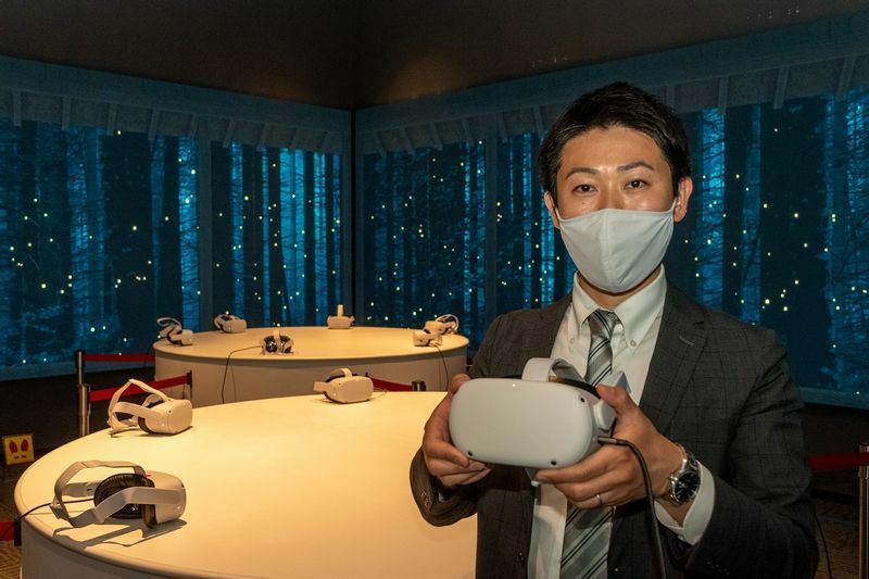 リニューアルされたVRスペースと、VRゴーグルを持つ堺市文化観光局の担当者（筆者撮影）