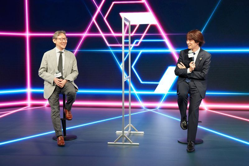 杏林大学名誉教授・医学博士の古賀良彦氏(左)と、チーフガンダムオフィサーの藤原孝史氏(右)