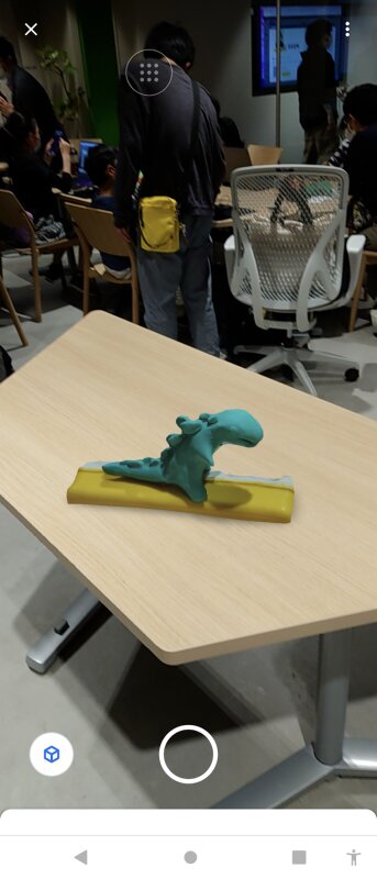 筆者が作成し、現実空間に重ね合わせて表示させた、粘土で作った恐竜のデータ