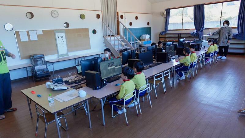 10台のデスクトップPCとモニタが並ぶデジタル教室