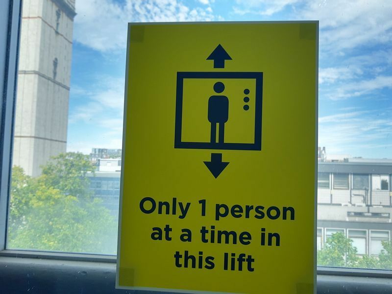 ロックダウン中は大学構内への入稿から、エレベーターの乗り方まで、厳しく規制された。