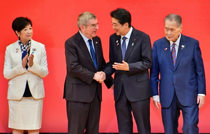 開催１年前の式典でも握手をしていたバッハ会長と安倍晋三首相（当時）