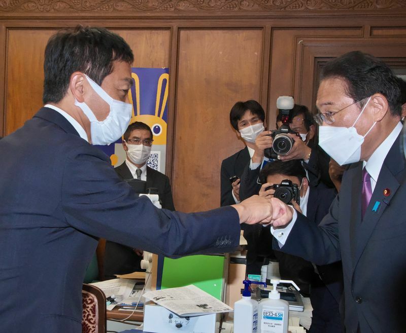 岸田文雄内閣総理大臣とグータッチをする玉木雄一郎代表