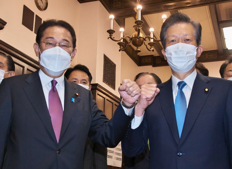 グータッチをする岸田首相と山口代表(第②次岸田内閣組閣時)